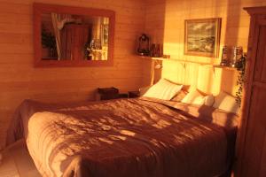 Säng eller sängar i ett rum på Rustika strandstugor utanför Rättvik