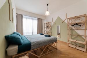 Schlafzimmer mit einem Bett und einem Fenster in der Unterkunft Emanuele Guest House in Bari
