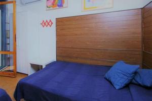 皮淋奇皮納阿馬烈的住宿－Casa Barracuda 25，一间卧室配有一张蓝色的床和木制床头板