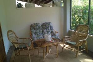 皮淋奇皮納阿馬烈的住宿－Casa Barracuda 25，客厅配有两把椅子、一张桌子和一张沙发