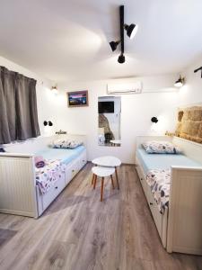 Zimmer mit 2 Betten und einem Tisch in der Unterkunft CroBeauty Villa in Split