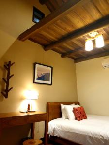 金湖鎮的住宿－太武山下民宿，一间卧室设有两张床和木制天花板