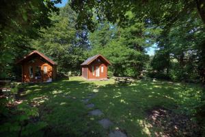 a small cabin in the middle of a yard at Camping Baalse Hei in Turnhout