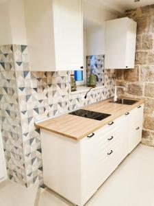 Kuchyňa alebo kuchynka v ubytovaní CroBeauty Villa