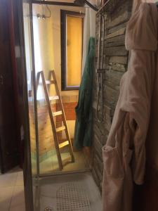uma casa de banho com uma cabina de duche em vidro e uma escada. em Guest house La Corte Normanna em Sciacca