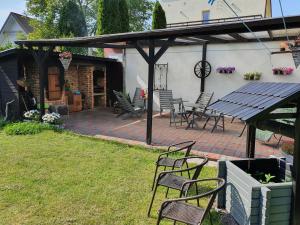 un patio avec des chaises et une table de pique-nique dans une cour dans l'établissement Willa SOL, à Mielno