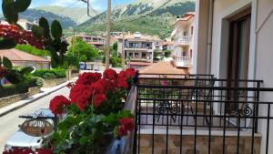 O vedere generală la munți sau o vedere la munte luată de la acest apartament