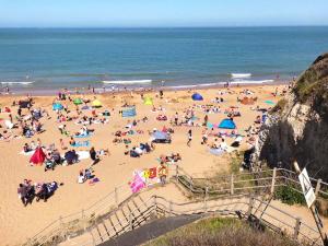 Photo de la galerie de l'établissement Broadstairs Beach holiday apartments - direct accessibility to Kingsgate Bay - with a parking space, à Broadstairs