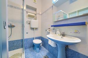 Et badeværelse på Apartments Jele + 40 billeder