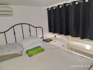 una camera da letto con un letto con una borsa verde sopra di CIRO QUOVADIS a Roma