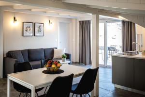 un soggiorno con tavolo e divano di GMA - Luxury Loft Nafplio a Nauplia