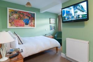 Un pat sau paturi într-o cameră la The Royal Harbour Hotel