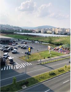 ein Parkplatz mit Autos in einer Stadt geparkt in der Unterkunft Apartment Luxury in Râmnicu Vâlcea