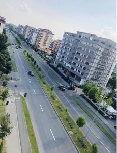 eine leere Stadtstraße mit Gebäuden im Hintergrund in der Unterkunft Apartment Luxury in Râmnicu Vâlcea