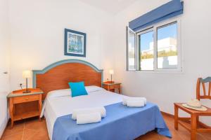 un dormitorio con una cama y una ventana en Villa Cal Peixito, en Son Bou 11 fotos más