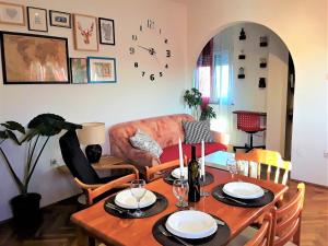 ein Wohnzimmer mit einem Tisch und einem Sofa in der Unterkunft Apartment Agava Istria - family vacation rental with free parking, garden, WiFi in Ližnjan