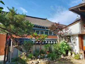 uma casa com um jardim em frente em The Blue Cradle em Jeonju