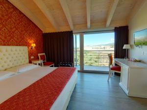 维罗纳Nuova Opera Rooms & Apartment的带床和阳台的酒店房间