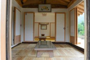 um quarto com uma mesa no centro de uma casa em Jukheon Traditional House em Andong