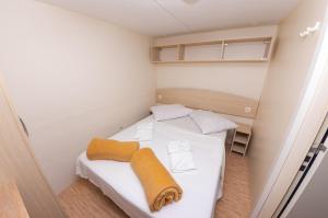 Cama o camas de una habitación en Mobile Homes Camp Klenovica