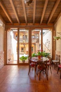 a dining room with a table and chairs on a patio at Casa Rural Almenas del Cid in Almonacid de Toledo