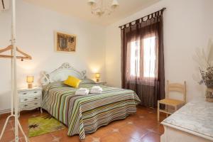 a bedroom with a bed and a dresser and a window at Casa Rural Almenas del Cid in Almonacid de Toledo +25 photos