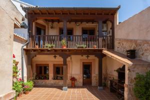 an outside view of a house with a balcony at Casa Rural Almenas del Cid in Almonacid de Toledo