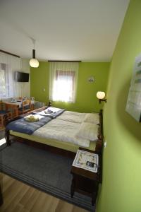 Postel nebo postele na pokoji v ubytování Guest House Žnidar