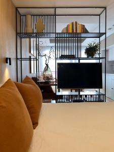 sala de estar con TV y sofá en the matter Meaningful apartments, en Las Palmas de Gran Canaria