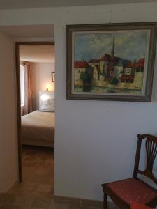 ein Schlafzimmer mit einem Bett und einem Wandgemälde in der Unterkunft Le nid des arts in Tourrettes