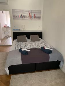 sypialnia z dużym łóżkiem z 2 poduszkami w obiekcie Apartmani SB 42 w Zagrzebiu