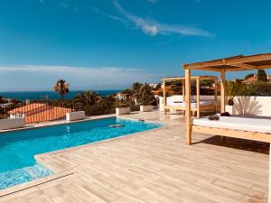 eine Villa mit einem Pool und einem Pavillon in der Unterkunft Magic Dream Seaview Villa Denia with 2 Pools, BBQ, Airco, Wifi in Denia