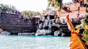 a water slide in a water park with a fountain at Hotel Clipper - EL DELFÍN VERDE RESORTS - Platja de Pals in Torroella de Montgrí