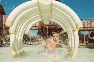 a young child in the water at a water park at Hotel Clipper - EL DELFÍN VERDE RESORTS - Platja de Pals in Torroella de Montgrí