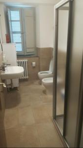 uma casa de banho com um WC, um lavatório e um chuveiro em Casa Vacanze da Peppa em Grottazzolina