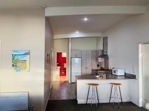 Kuchyň nebo kuchyňský kout v ubytování Mokorau Apartments - The Mukies + 23 fotografií