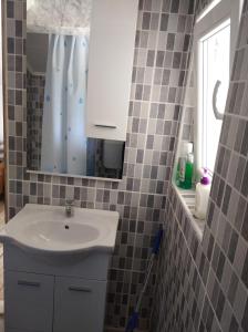 y baño con lavabo y espejo. en GM - Studio Apartment, en Trebinje