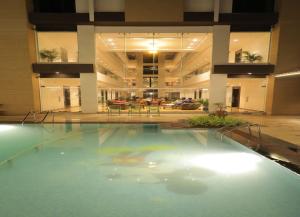 una gran piscina en un gran edificio en Sarovar Portico, Somnath, en Somnath