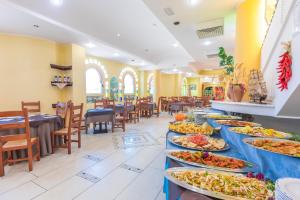 um buffet com pratos de comida num restaurante em Sayonara Villaggio Club em Nicotera Marina