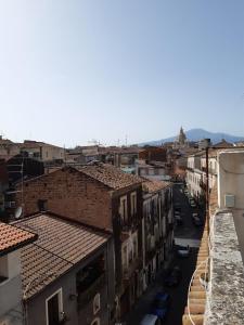 una vista aérea de una ciudad con edificios en Old Catania Terrace, en Catania