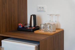 Příslušenství pro přípravu čaje a kávy v ubytování Aurora Rooms B&B Pula + 37 fotografií