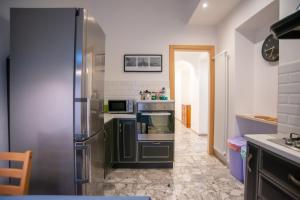 a kitchen with a refrigerator and a microwave at Appartamento Arcobaleno in Levanto