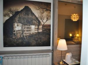una pintura de una casa vieja en una habitación de hotel en Hotel Regina, en Grado