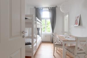 Mały pokój ze stołem i łóżkami piętrowymi w obiekcie Ferienwohnungen Quedlinburg im Harz w mieście Quedlinburg