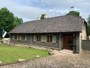 una pequeña casa con un techo gris y un patio en Reinhold Apartments, en Rakvere