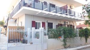 A balcony or terrace at Kate-Mari House
