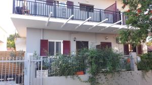 A balcony or terrace at Kate-Mari House