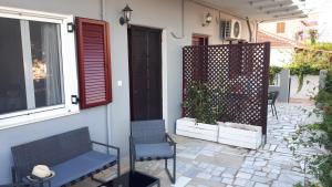 A balcony or terrace at Kate-Mari House