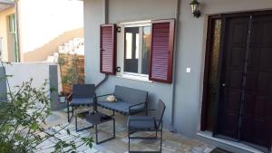 A balcony or terrace at Kate-Mari House