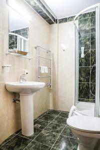 uma casa de banho com um lavatório, um WC e um chuveiro em Hotel Pami em Cluj-Napoca
